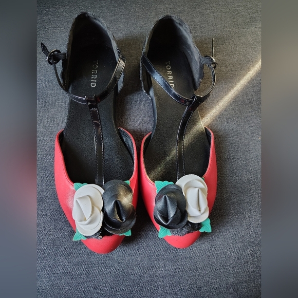 Torrid Floral T Strap Flats Size 10WW - Picture 1 of 6